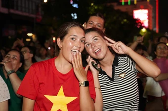 Người dân TP.HCM và du khách vỡ òa với màn pháo hoa mừng đại lễ 30-4 