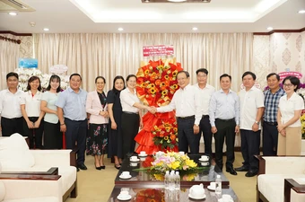 Giám đốc Sở Tư pháp TP.HCM chúc mừng báo Pháp Luật TP.HCM nhân ngày 21-6