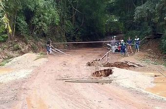 Đồng Nai: Cây cầu duy nhất nối Đồng Xoài với Biên Hòa hư hỏng nặng do mưa lũ