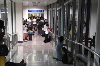 Xử lý nghiêm vụ đoàn khách bị 'mắc kẹt' trong hành lang ở sân bay Tân Sơn Nhất