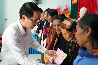 Để ai cũng có Tết