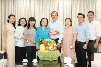 Nguyên Phó Chủ tịch nước Trương Mỹ Hoa thăm Báo Pháp Luật TP.HCM nhân ngày 21-6 