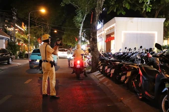 Cảnh sát giao thông chỉ cách đậu xe trên vỉa hè để không bị phạt
