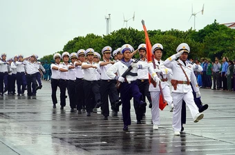 Lễ chào cờ và duyệt binh được tổ chức trang nghiêm, trọng thể ở đảo Trường Sa.