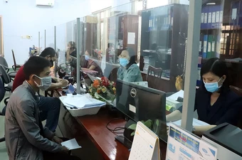 Người lao động làm thủ tục nhận hỗ trợ từ cơ quan BHXH.