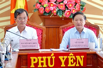 Ông Lê Tấn Hổ, Phó Chủ tịch thường trực UBND tỉnh Phú Yên (bên phải) và ông Nguyễn Đức Hiển, Phó Tổng Biên tập thường trực báo Pháp Luật TP.HCM, đồng chủ trì cuộc họp bàn về việc tổ chức Chương trình tại Phú Yên.
