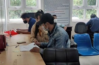 Người dân đến cơ quan BHXH TP.HCM thực hiện các thủ tục liên quan đến BHXH.