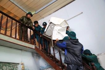 Đà Nẵng: Gõ cửa từng nhà, giúp người dân kê cao đồ đạc trước giờ bão số 12 đổ bộ
