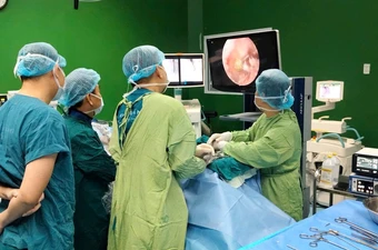 Cụ bà 81 tuổi tự đứng dậy đi lại sau 1 ngày phẫu thuật nội soi cột sống