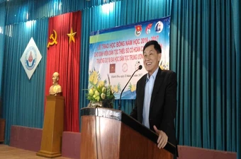 Ông Jonathan Hạnh Nguyễn tặng bữa ăn sáng cho học sinh 
