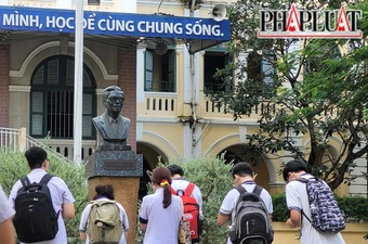 Thí sinh khấn nguyện, thêm tinh thần thi tốt nghiệp THPT 