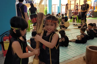 Bé mầm non thích thú giã gạo, gánh nước, uống ... rượu cần