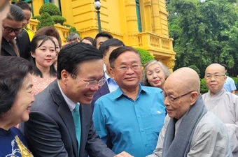 Chủ tịch nước trò chuyện cùng các đại biểu. Ảnh: Thanh Trang
