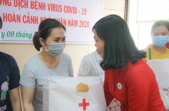 Chính quyền tặng quà động viên giáo viên mầm non mùa dịch