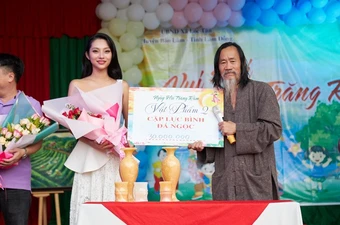 Lâm Thu Hồng mua đấu giá cặp lục bình đá quý gây quỹ ủng hộ trẻ em 