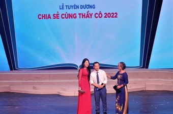 Thầy giáo 10 tuổi mới đi học lần đầu bật khóc khi tri ân thầy cô cũ