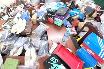 Hàng trăm đôi giày, dép Nike, Adidas, Gucci 'fake' trong kho chứa ở Nha Trang
