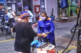 Xăng A95 giảm gần 1.000 đồng/lít sau nhiều lần tăng mạnh