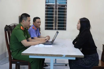 Khởi tố 1 phụ nữ và 2 người đàn ông đổ chất bẩn vào cửa hàng quần áo