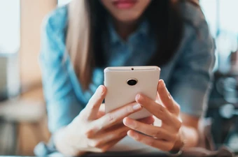 Nhờ bạn sạc hộ điện thoại rồi bị chiếm đoạt tiền