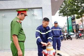 Phòng Cảnh sát PCCC & CNCH (Công an TP Cần Thơ) khảo sát, thu thập dữ liệu tại một trụ nước chữa cháy tại Trung tâm Thương mại thuộc phường Cái Khế. Ảnh: CACT