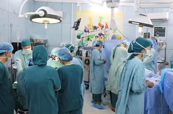Ca ghép thận từ người hiến chết não không cùng huyết thống cho một bệnh nhi vào tháng 8-2022. Ảnh: SYT