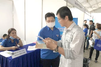 Nhân viên BHXH đang tư vấn cho người dân về các quyền lợi khi tham gia BHXH tự nguyện. Ảnh: VÕ HÀ