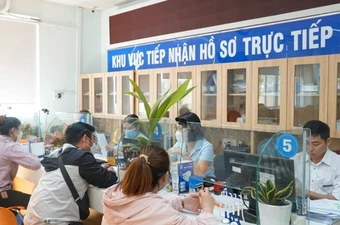 Người dân đang làm thủ tục tại cơ quan BHXH. Ảnh minh họa: PHÚ PHONG
