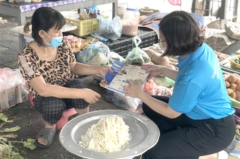 Người dân tìm hiểu chính sách BHXH tự nguyện để tham gia nhằm hưởng lương hưu khi về già. Ảnh: VIẾT LONG