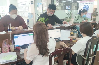 Người dân đang thực hiện các thủ tục liên quan đến BHXH ở cơ quan BHXH TP.HCM. Ảnh: NGUYỄN HIỀN
