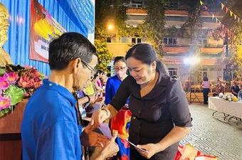 UBND phường 11, quận Phú Nhuận, TP.HCM trao quà cho các hộ nghèo, người khó khăn trên địa bàn. Ảnh: HUỲNH THƠ
