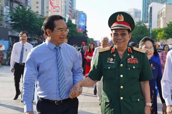 Chủ tịch UBND TP.HCM Nguyễn Văn Được thăm hỏi Thiếu tướng Trần Ngọc Thổ tại lễ tôn vinh các cá nhân tiêu biểu trong sự nghiệp xây dựng, bảo vệ và phát triển TP.HCM (1975-2025) vào sáng 23-4. Ảnh: THUẬN VĂN
