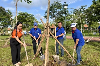 Kiều bào TP.HCM tham gia trồng cây dịp 135 năm ngày sinh Bác Hồ