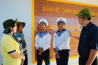Lãnh đạo Đoàn công tác TP.HCM trao tặng kinh phí xây Nhà văn hóa Đa năng ở Thuyền Chài B.