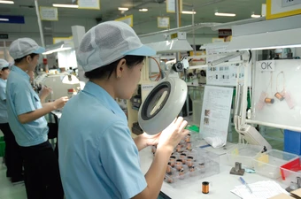 Công nhân sản xuất các chi tiết cơ khí tại Công ty TNHH Nidec Tosok Việt Nam trong Khu chế xuất Tân Thuận (TP.HCM).