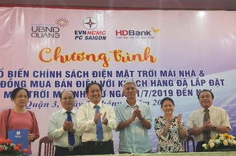 Khách hàng ký hợp đồng bán điện cho ngành điện
