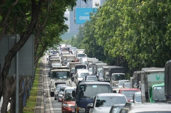 Kẹt xe trùng trùng ở khu vực Cát Lái