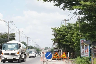 Sở GTVT yêu cầu các đơn vị đảm bảo an toàn giao thông trên đường Tỉnh lộ 8. Ảnh: THU TRINH.