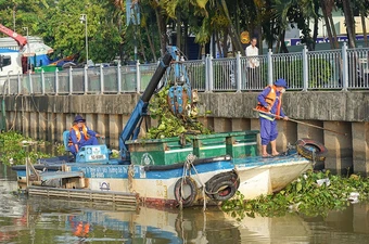 Không thể nhẹ tay với nạn xả rác xuống kênh rạch