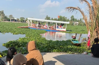 Hai trẻ nhỏ mất tích nghi đuối nước tại bến phà trên sông Vàm Cỏ Tây