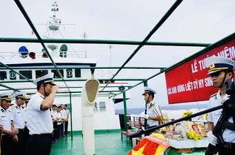 Chuyến tàu nào cũng dừng lại, hướng về Gạc Ma… 