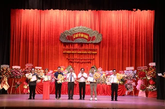 Sân khấu tưng bừng giỗ tổ cùng những hy vọng mới