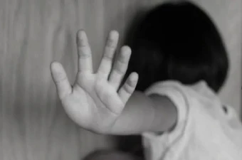 Bé gái 9 tuổi bị mẹ ruột và bạn trai của mẹ bạo hành