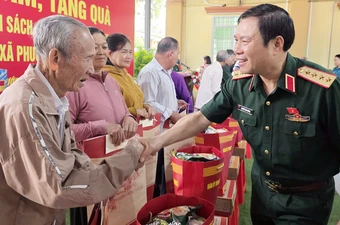 Đại tướng Nguyễn Tân Cương tiếp xúc cử tri xã Phước Thành