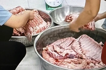 Cam kết sử dụng thịt tươi mới nhưng lại tuồn thịt đông lạnh vào bếp ăn bán trú 