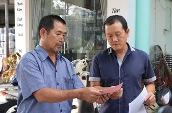 Cán bộ phường Phú An tăng ca, khẩn trương phát thẻ cử tri