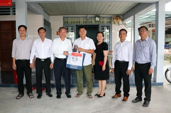 Tri ân các hộ dân góp sức cho công tác bầu cử tại phường Phú An