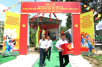 Phường Phú An: Mang thùng phiếu đến tận nhà phục vụ cử tri cao tuổi, bệnh yếu