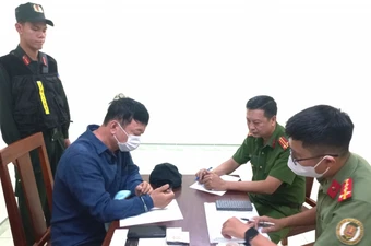 Bàn giao nghi phạm cướp ngân hàng bị Interpol truy nã cho Hàn Quốc