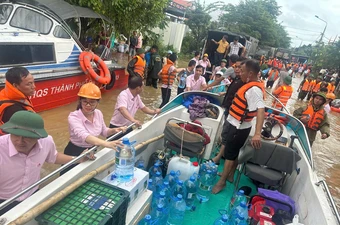 Chi nhánh Ngân hàng chính sách xã hội TP Đà Nẵng tặng quà cho người dân vùng lũ